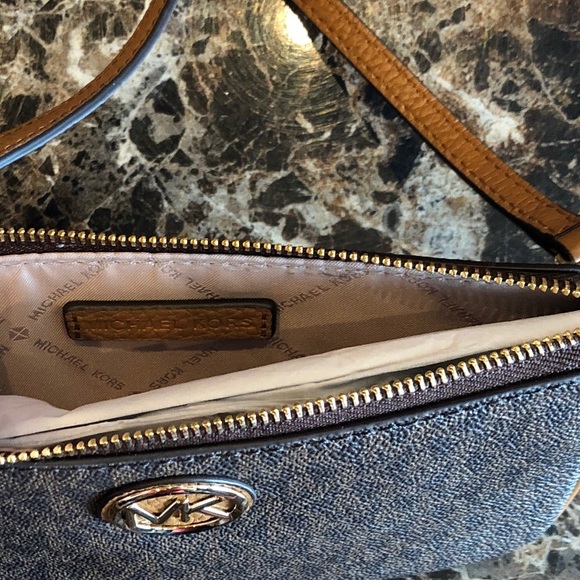 NWT Michael Kors Wristlet - Picture 4 of 4